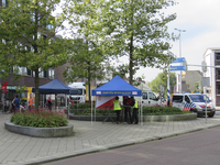 907909 Afbeelding van enkel standjes 'Utrecht veilig, doen we samen', waar fietsen geregistreerd kunnen worden door ...
